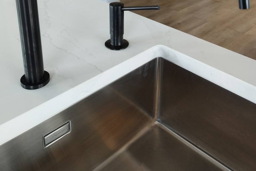 Chant poli dans cuve sous plan en quartz à Bègles