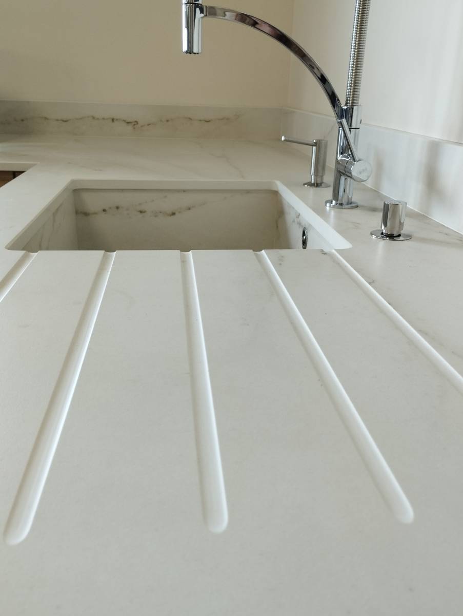 combien de rainures sont possible pour un rainurage d'égouttoir sur mon plan de travail en granit aux alentours de Bordeaux 33