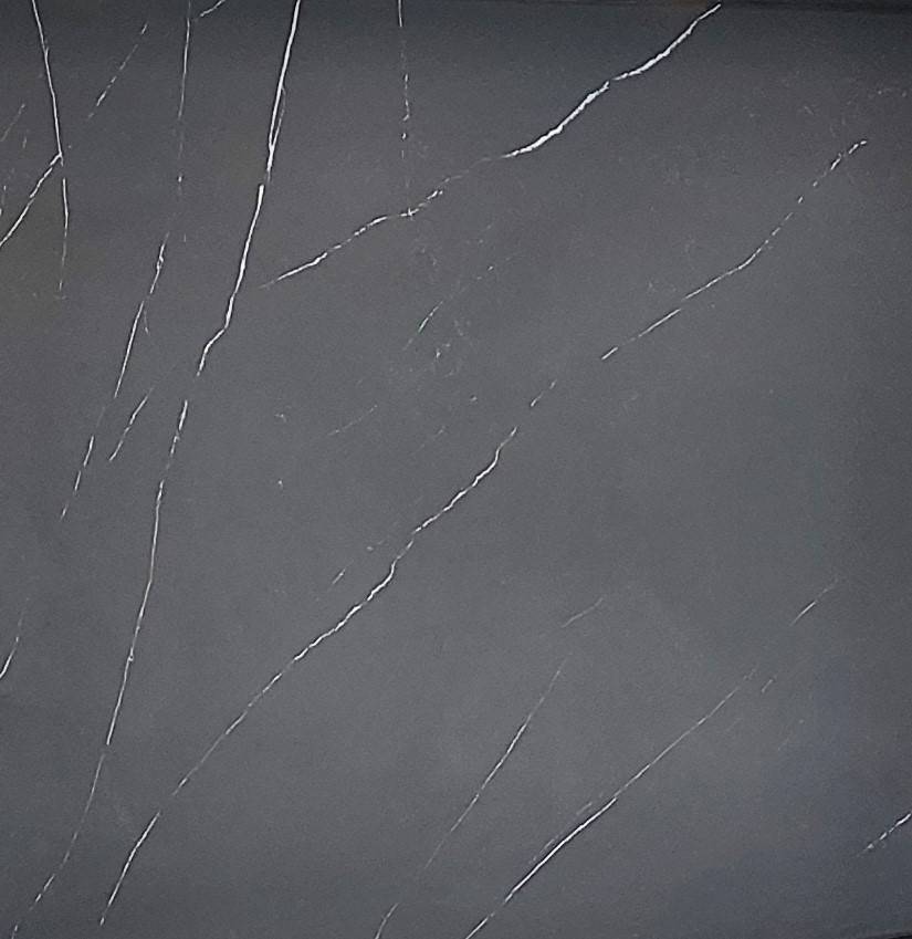 PLAN DE TRAVAIL NOIR AVEC DES VEINURES BLANCHES PAS CHER