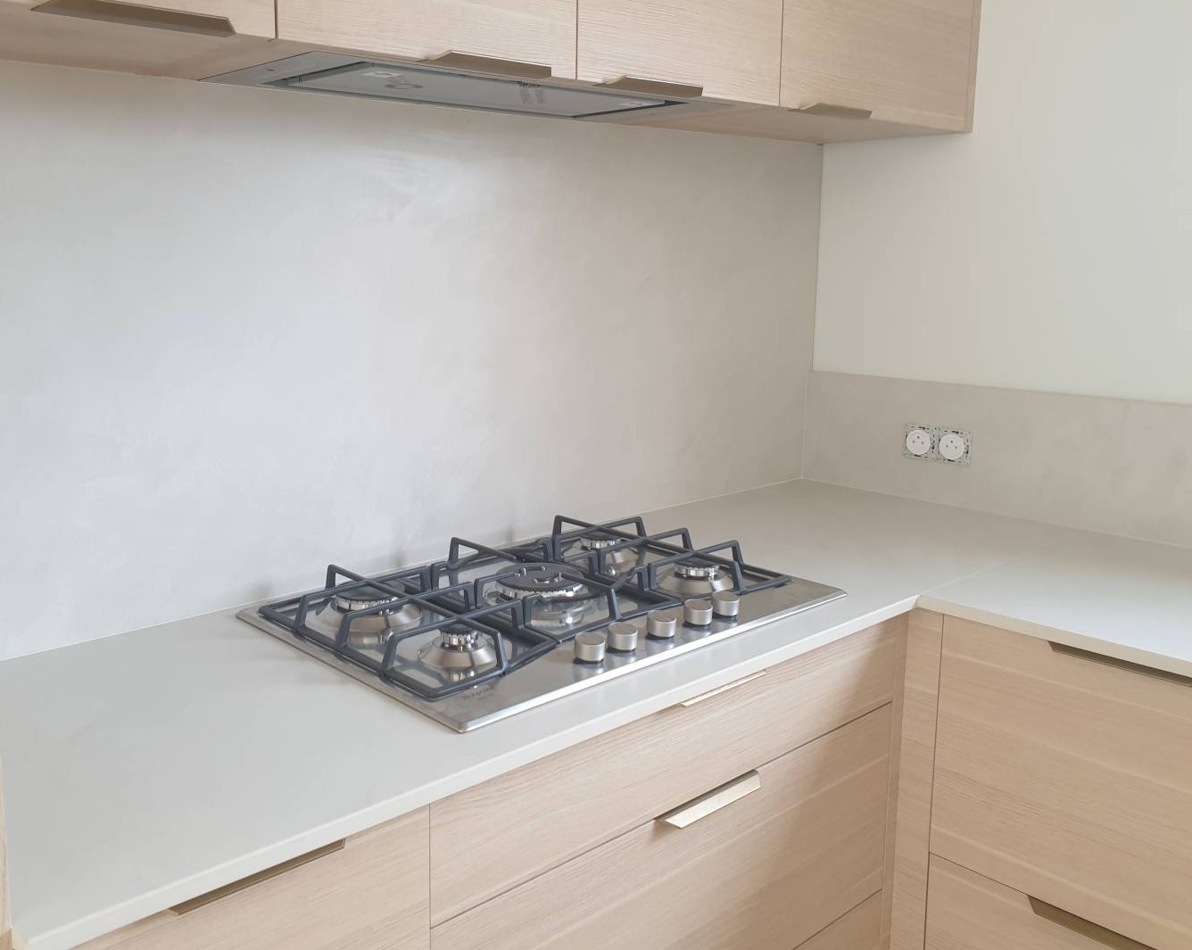 HM Déco, votre spécialiste à Biganos, transforme vos cuisines avec l’élégance intemporelle et la durabilité du Dekton Albarium près de Bordeaux