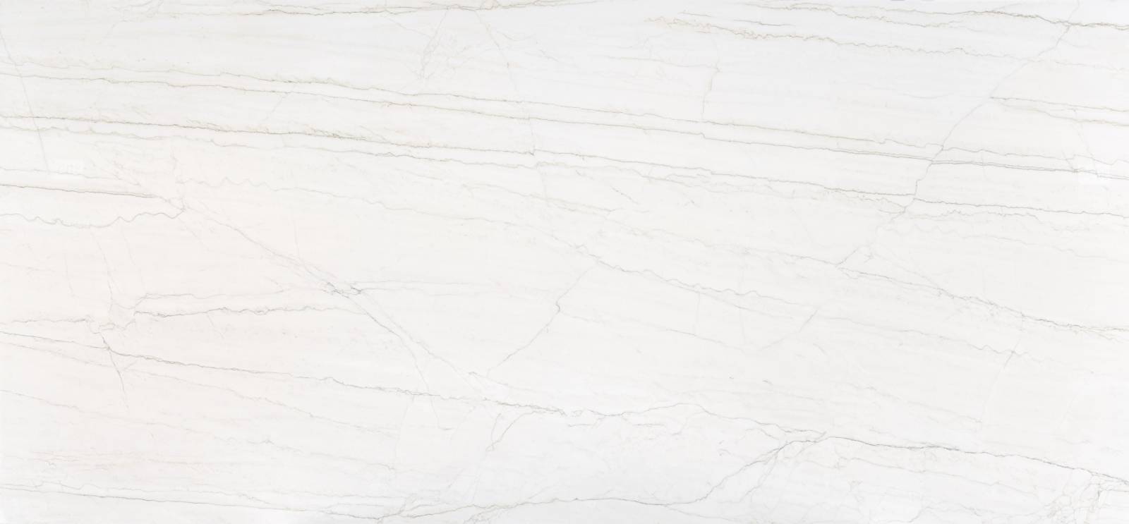 Plan de travail blanc avec des veinages linéaires pour une salle de bain à Parentis en Born 40