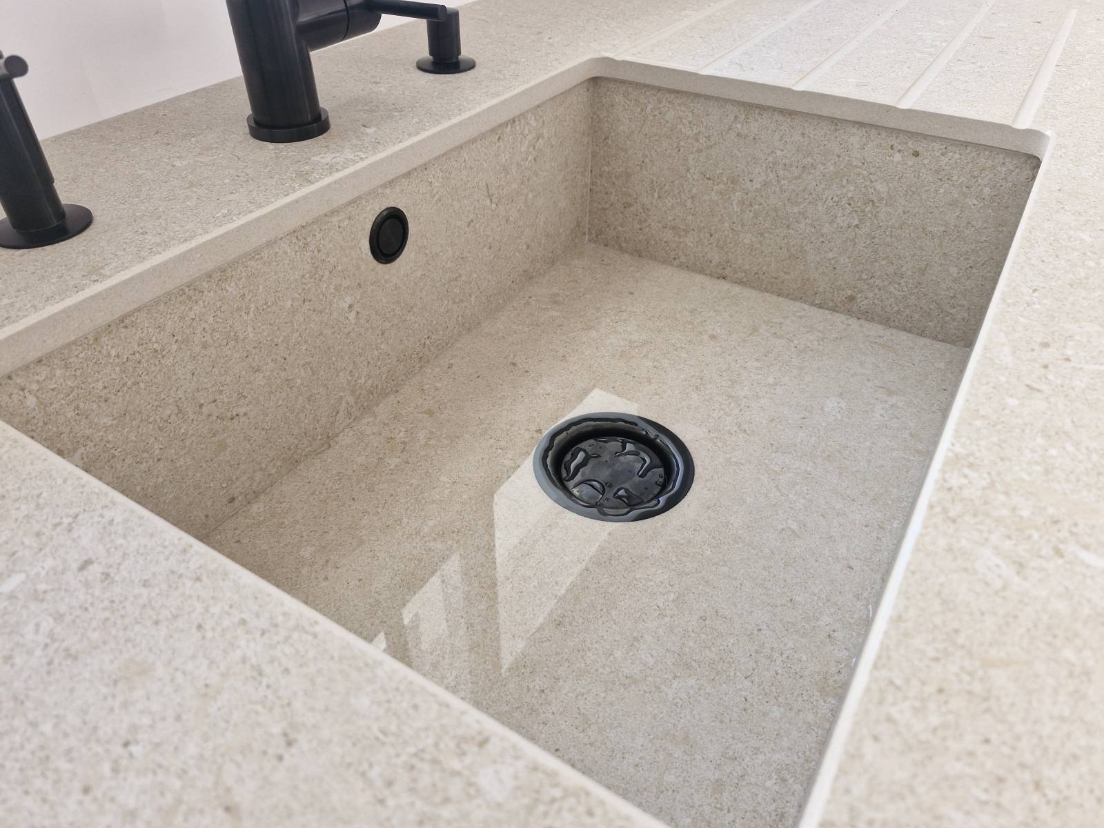 Installation d'une cuve marbrière LENO de Bradano avec habillage des contours en pierre comme vos plans de travail près de Bordeaux 33