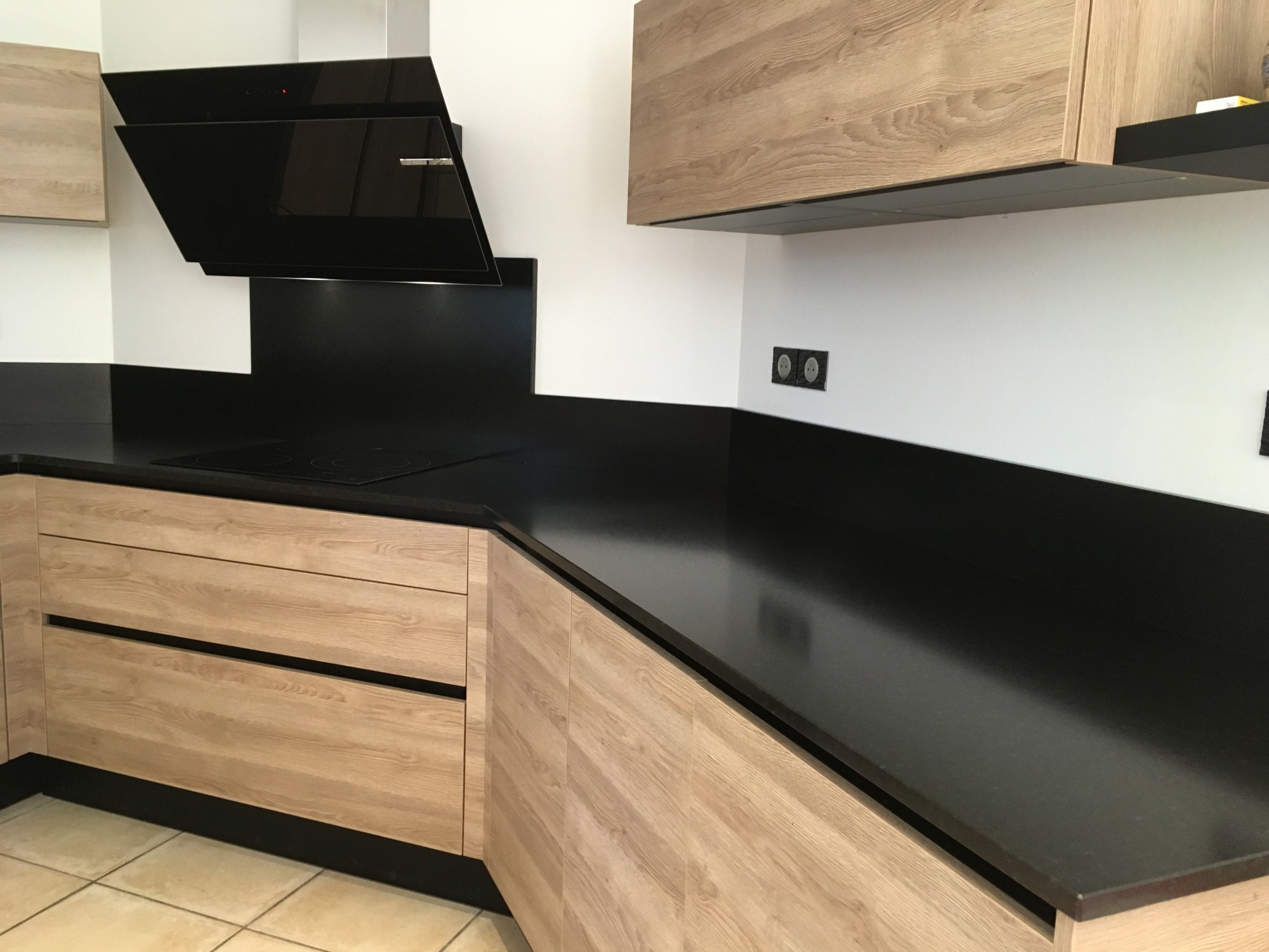 Cuisine en bois avec plans de travail en granit noir zimbabwe finition cuir à Bordeaux