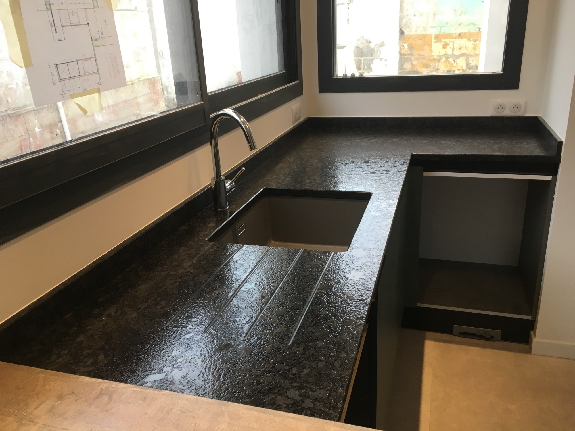 PLAN DE TRAVAIL EN PIERRE AVEC RELIEF NOIR chez le marbrier HM DECO à Biganos