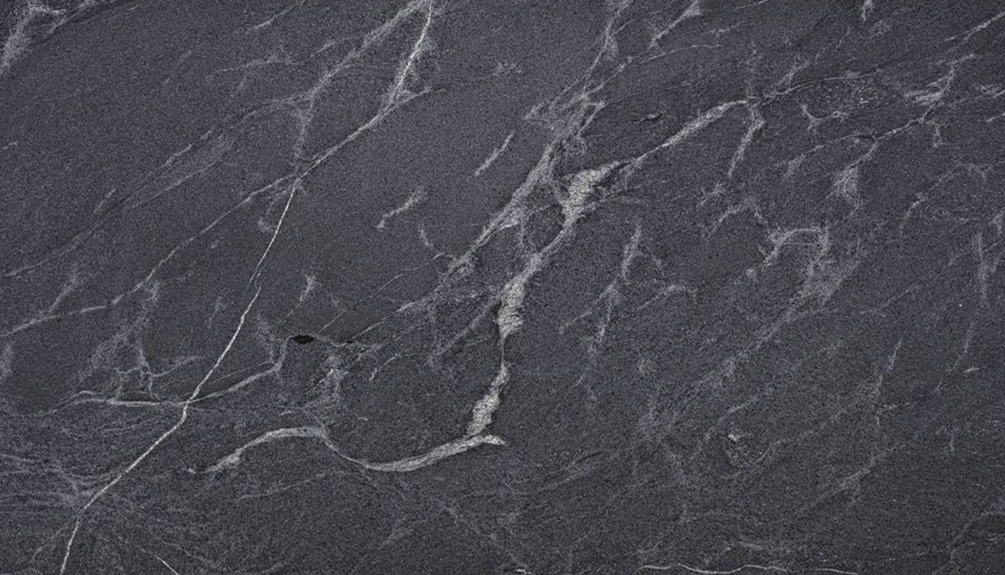 Entretien d'un granit noir à Lege Cap Ferret