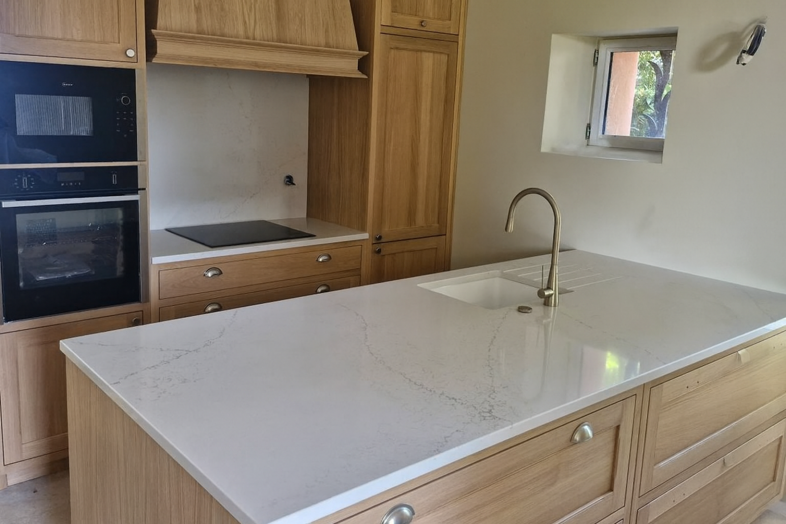 Quel marbrier de qualité contacter pour me dire quel matériau choisir pour mon nouveau plan de travail (résistance, entretien, budget) si j'habite près de Pissos 40