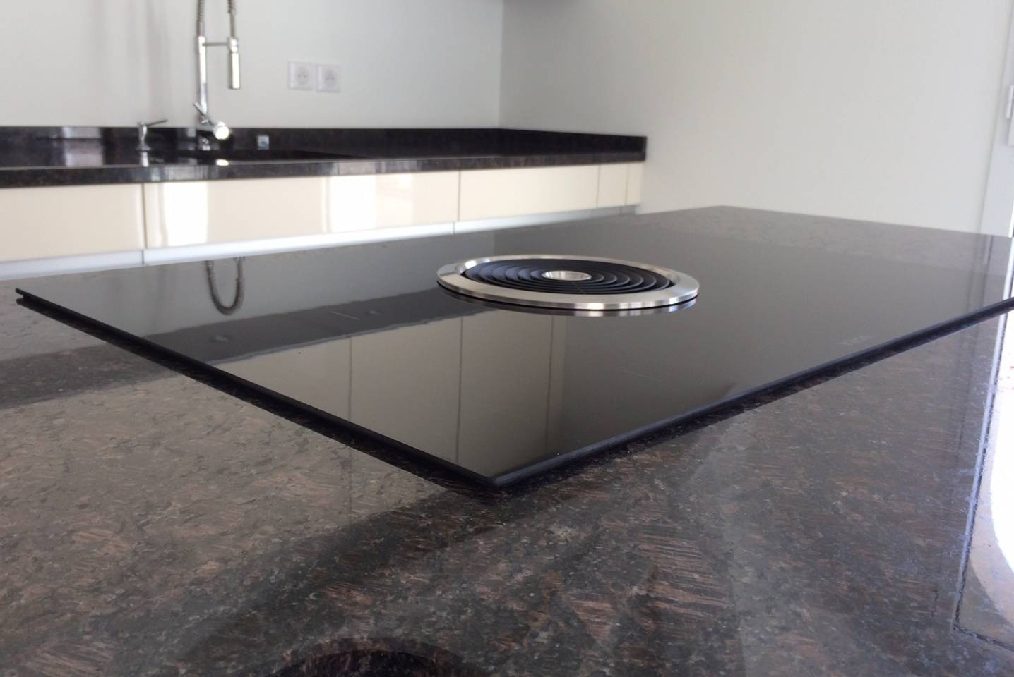 Découpe pour plaque de cuisson dans un plan de travail à Arcachon