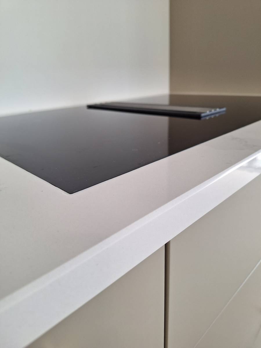 Quelle la différence entre une découpe normale de plaque de cuisson et une découpe à fleur sur des plans de travail en Pierre naturelle