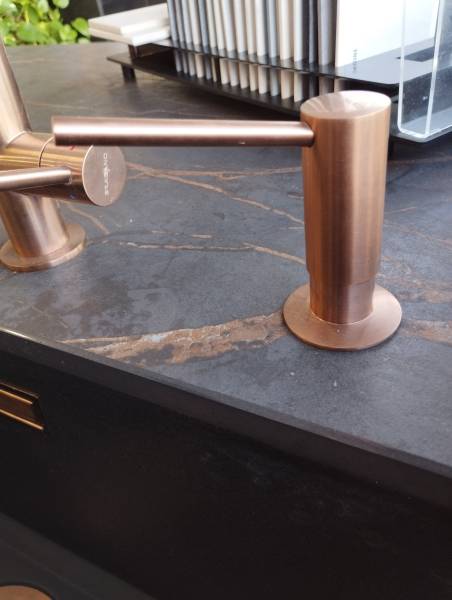 Peut-on changer facilement son distributeur de savon installé sur un plan de travail en pierre quand il est cassé à Bordeaux?