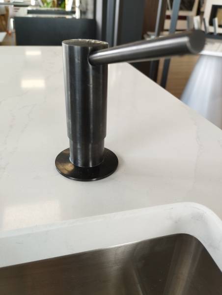 Quel est le diamètre d'une découpe sur du quartz pour un distributeur de savon à Arcachon 33