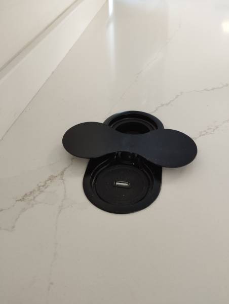 Peut on découper dans un plan de travail déjà installé un trou pour insérer une prise à Talence