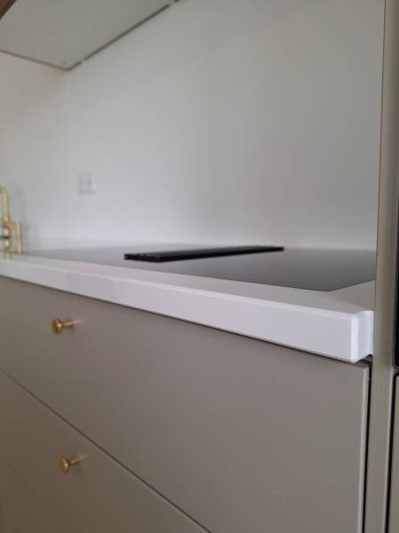 Est-il possible d'installer une plaque de cuisson affleurante sur des plans de travail en céramique à Biscarrosse