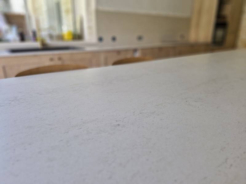 Vue de près d'un Dekton Danae installé dans une cuisine par Hm déco en Gironde 33