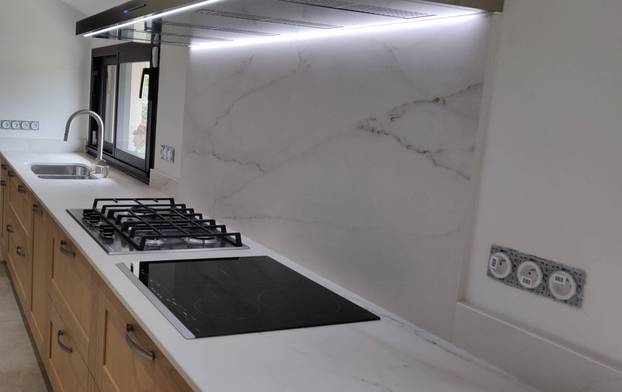 plan de travail effet marbre avec crédence sur le Barp