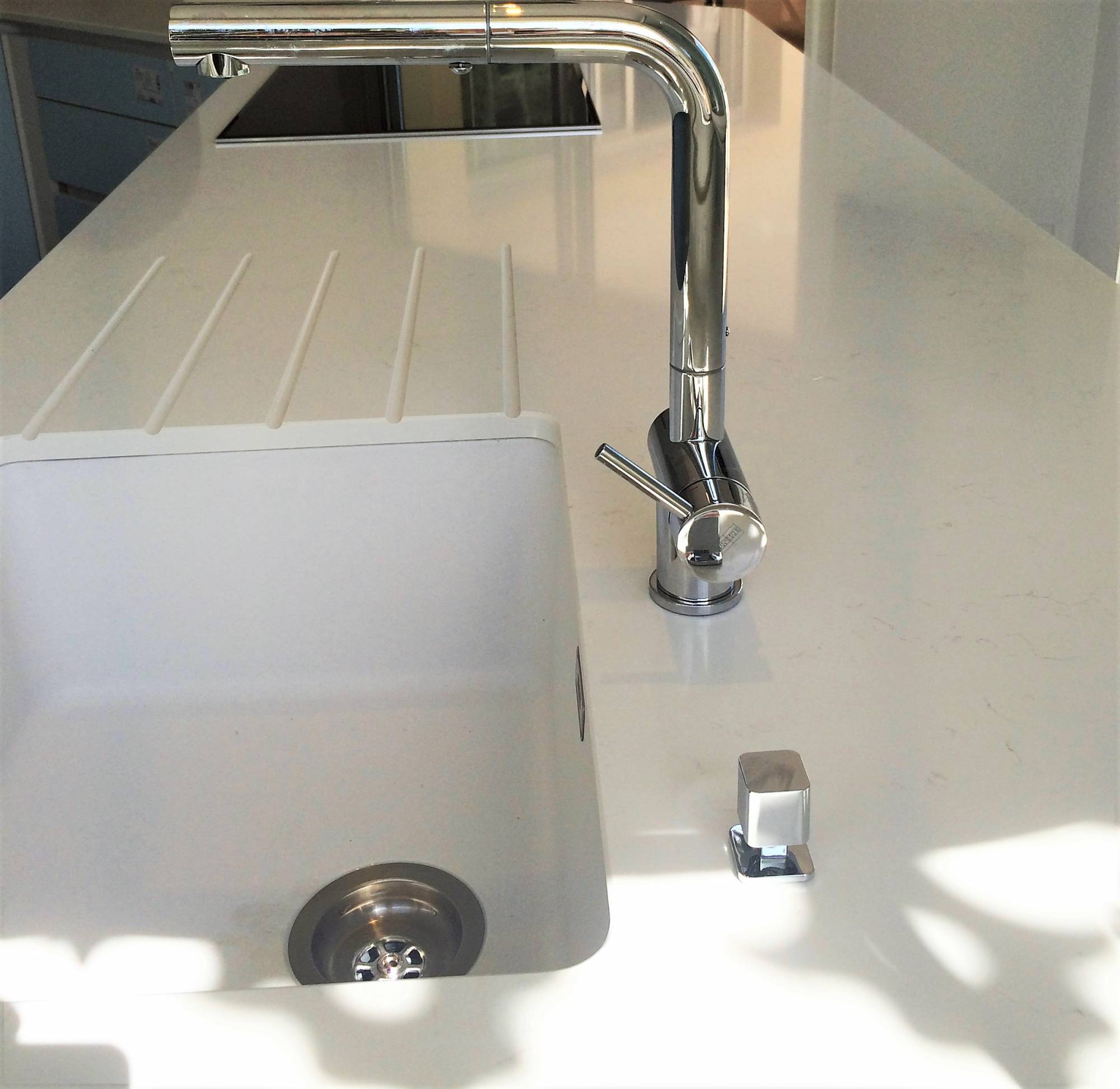 Pose d'un plan de travail en Quartz Ariel sur Lanton 33