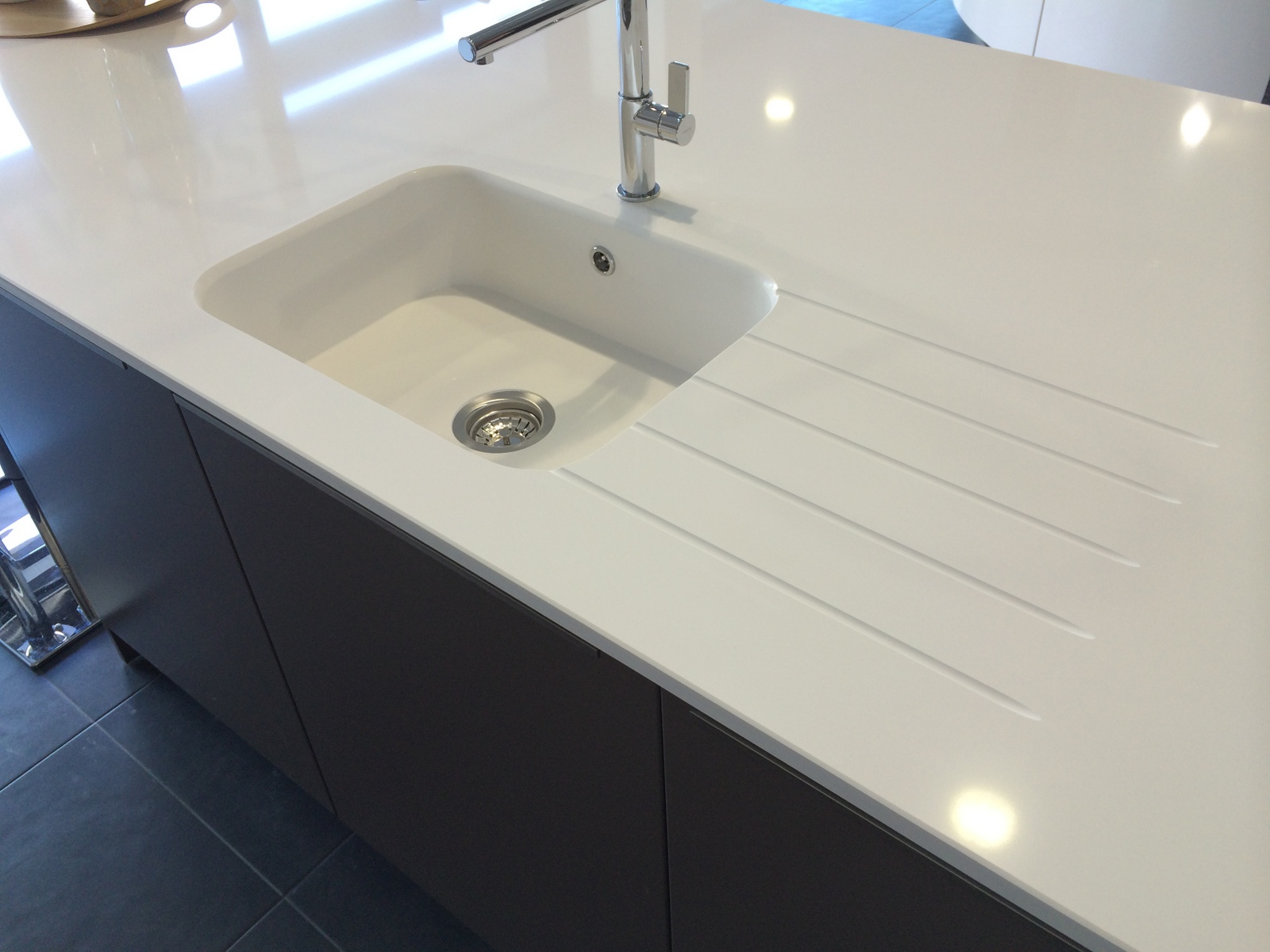 Quel marbrier près de Mérignac installe des cuves Intégrée en quartz blanc à Le barp 33