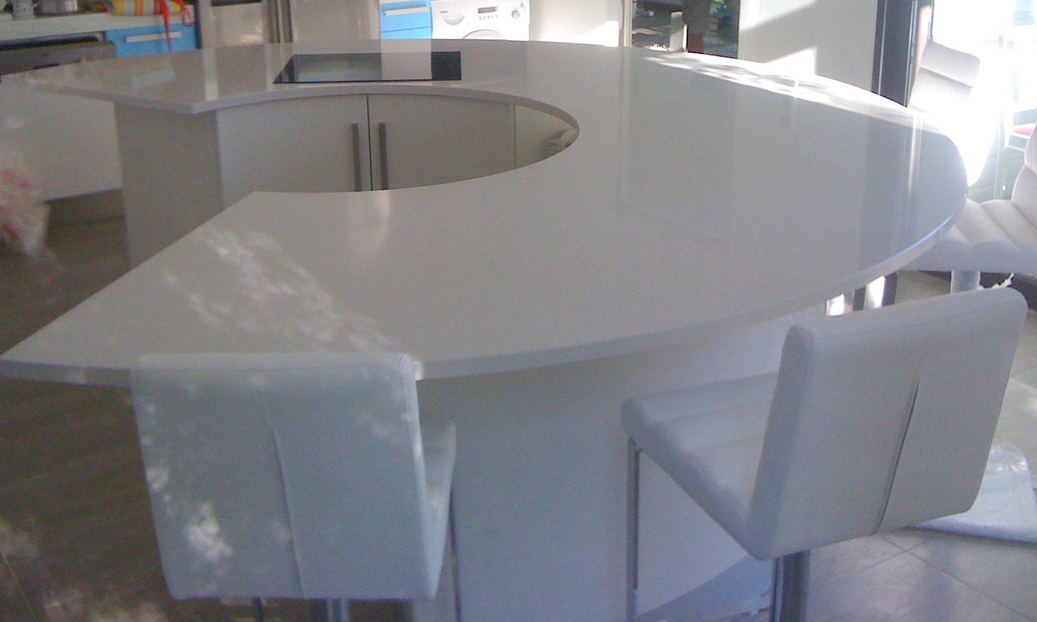 table arrondie en granit 33 bordeaux