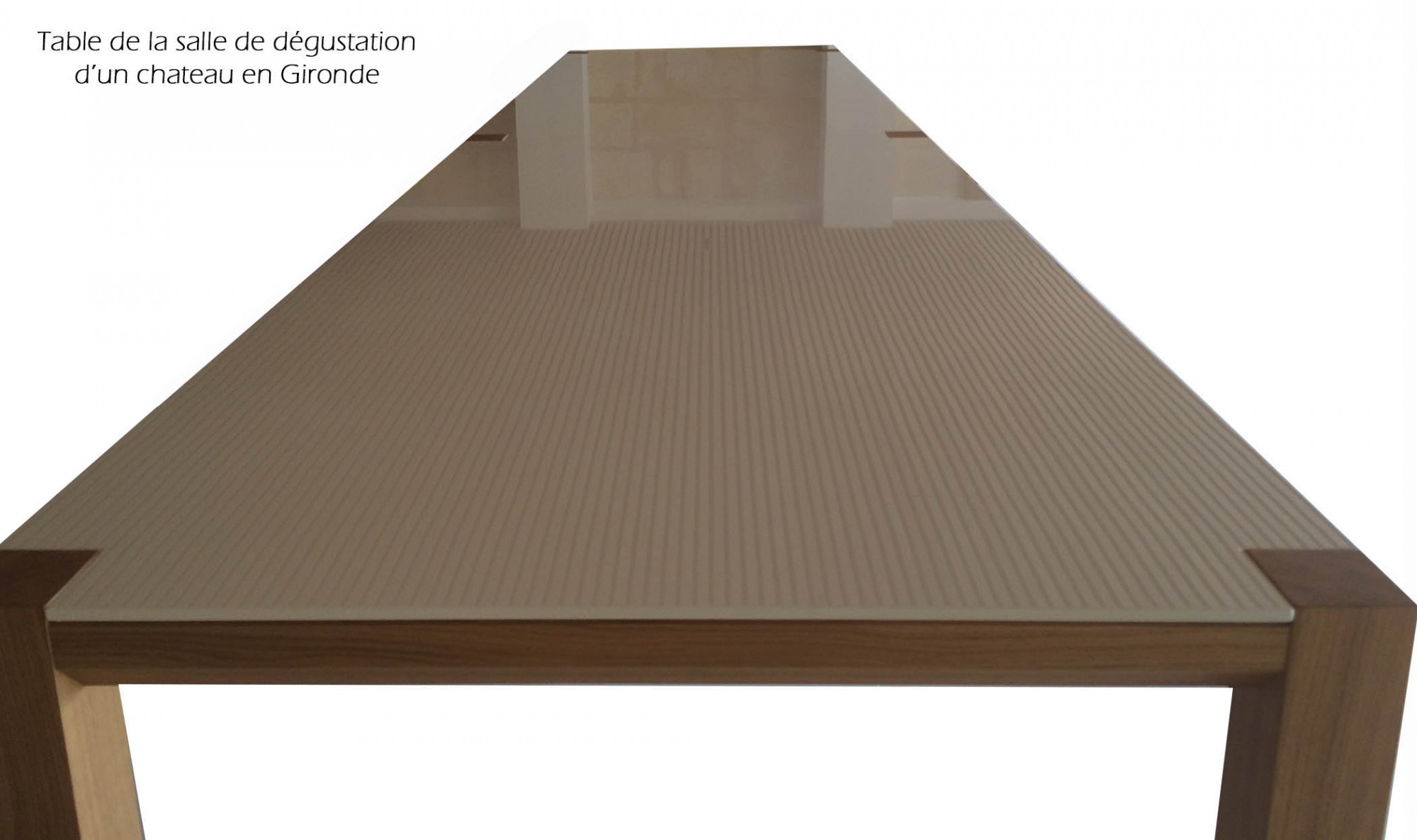 longue table en dekton pour salle de dégustation de vin dans un chateau