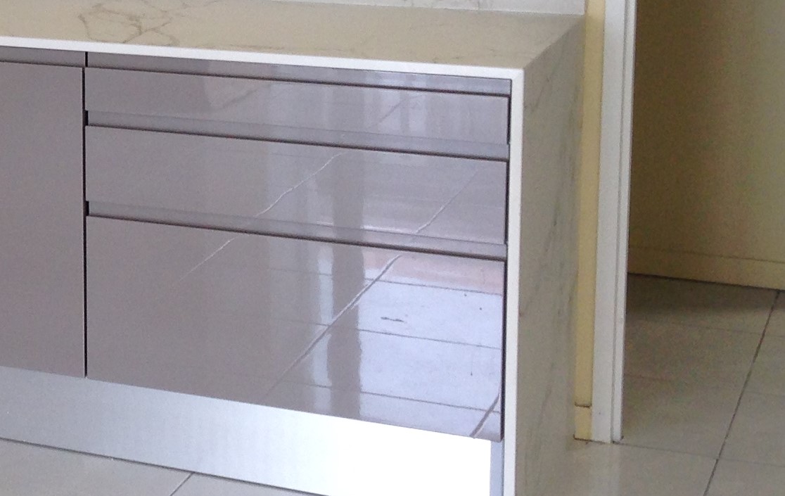 Jambage en Dekton  le long d'un coté de meuble en gironde