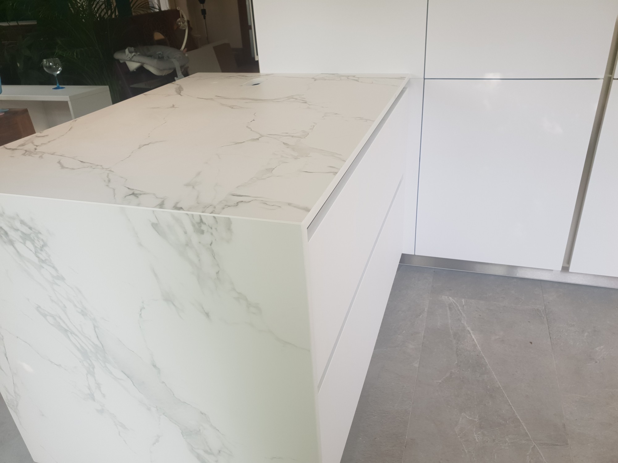 installer un jambage sur la joue d'un meuble de cuisine au Bouscat en Gironde