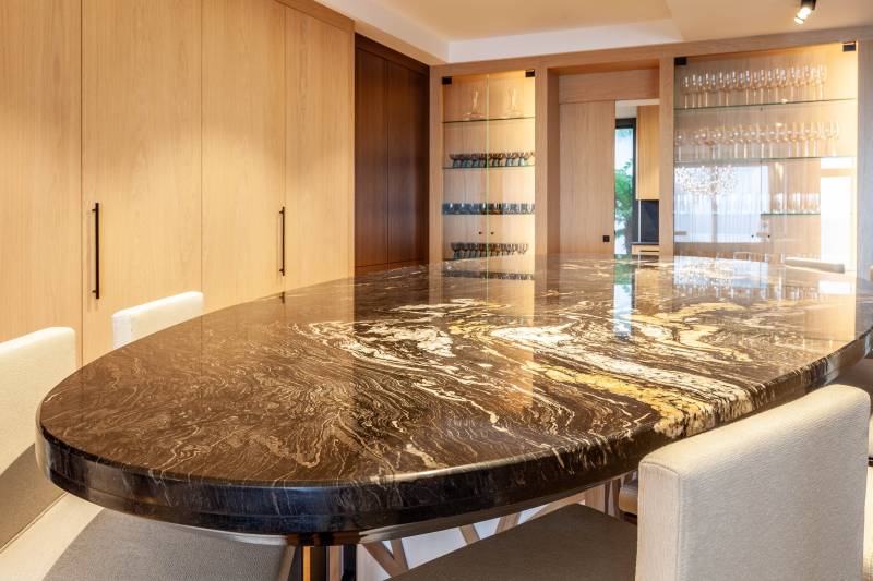 Table recouverte d'une pierre naturelle en Orinoco en finition brillante dans un salon sur le Bassin d'Arcachon 33