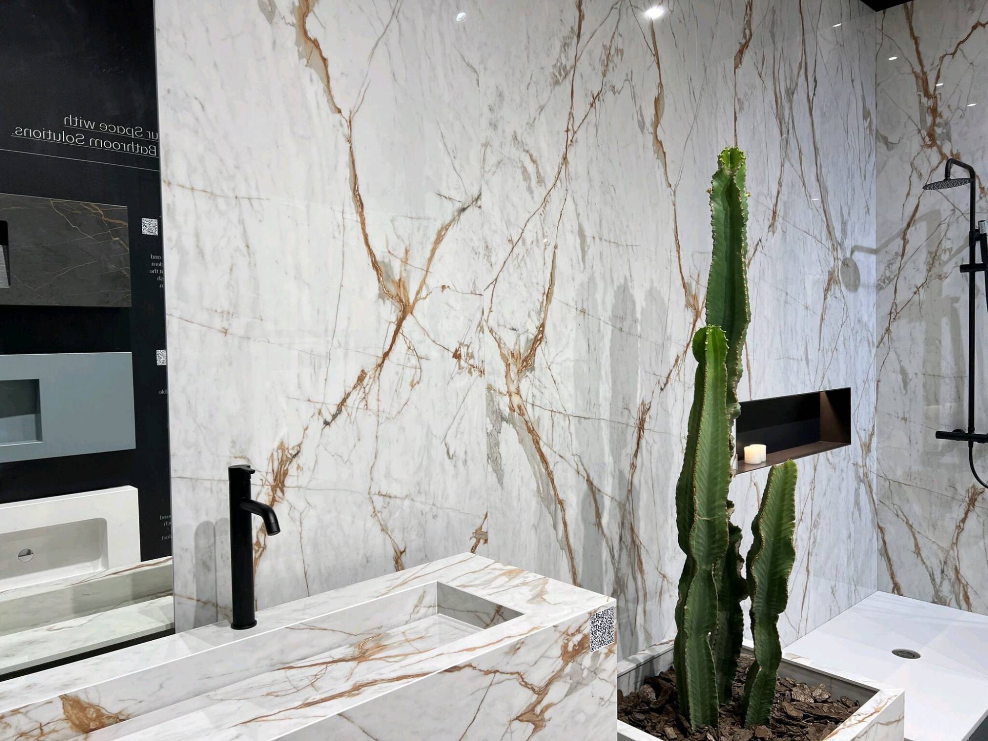 Installer un mur de salle de bain en Dekton avec des veinures brunes sur la teste de buch