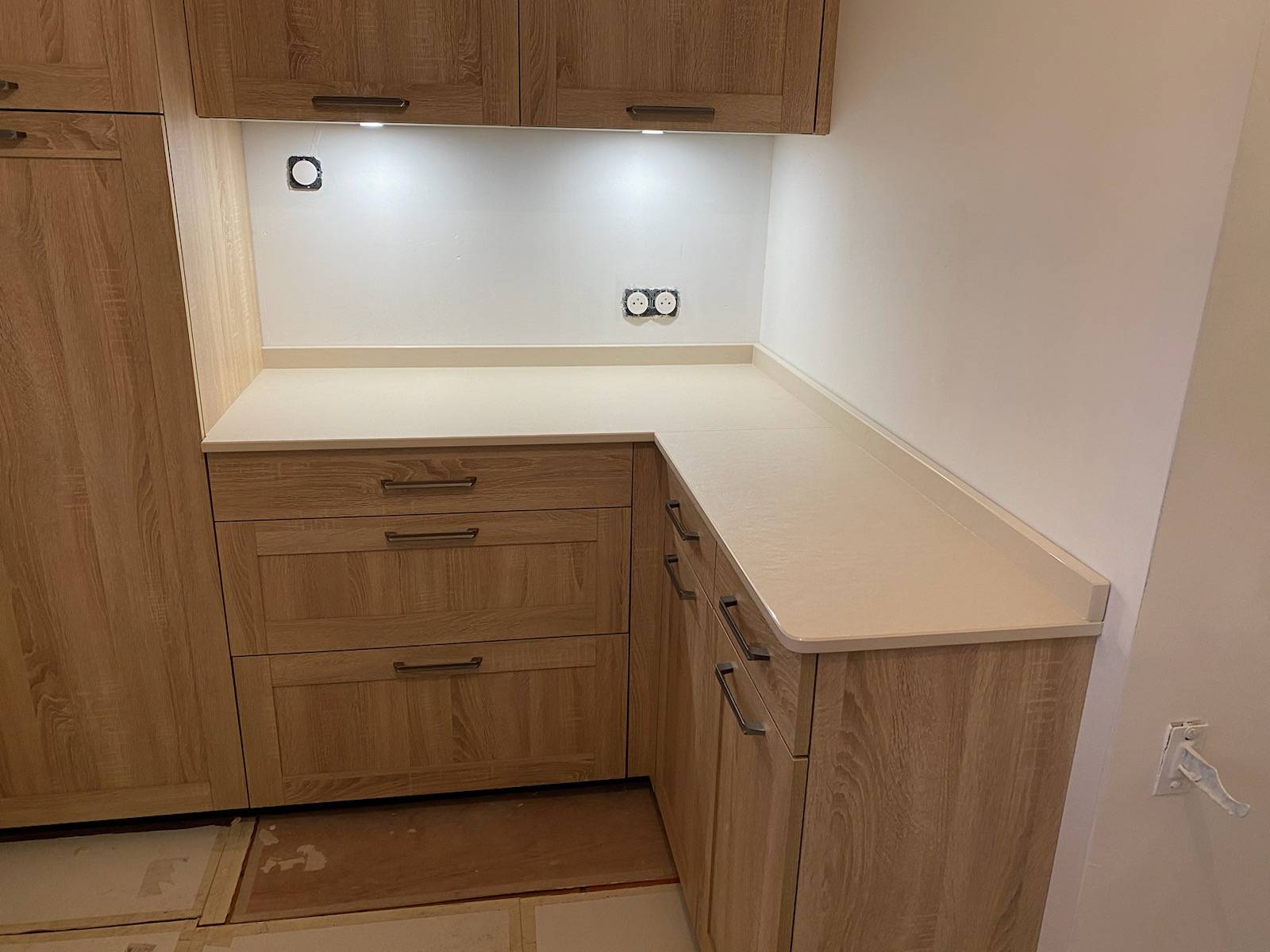 Installer un plan de travail de cuisine en L de qualité en dekton pas cher à Bordeaux