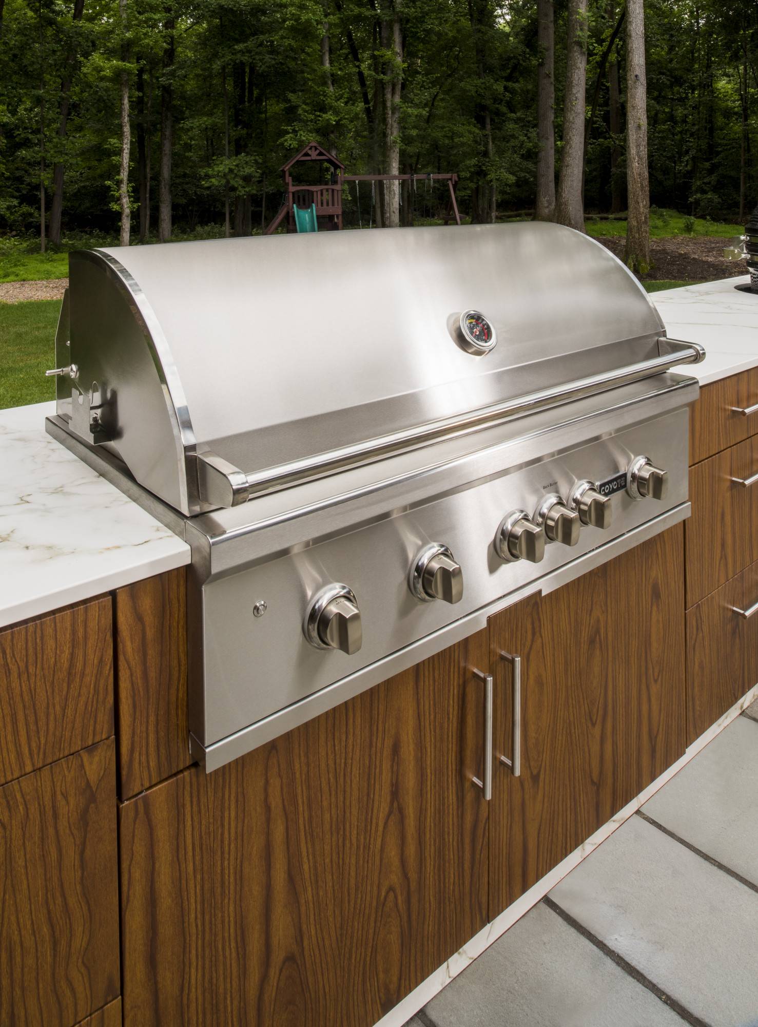 Installer des plans de travail sur une cuisine d'extérieur à arcachon