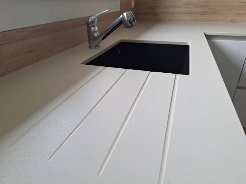 Peut-on faire un rainurage d'évier dans un plan de travail en Dekton Aeris  chez un marbrier de qualité en Gironde 33