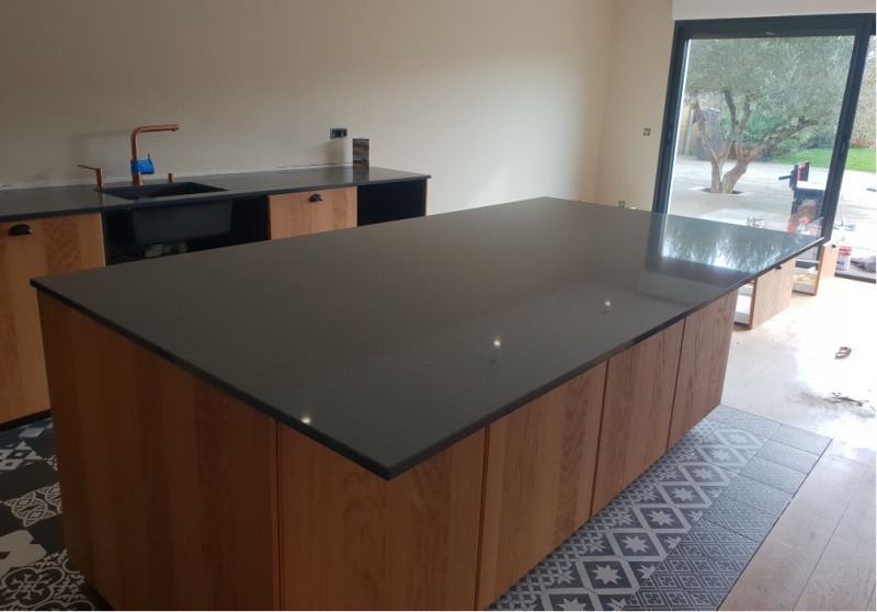 Ilot en quartz qui déborde de mes meubles à Bordeaux