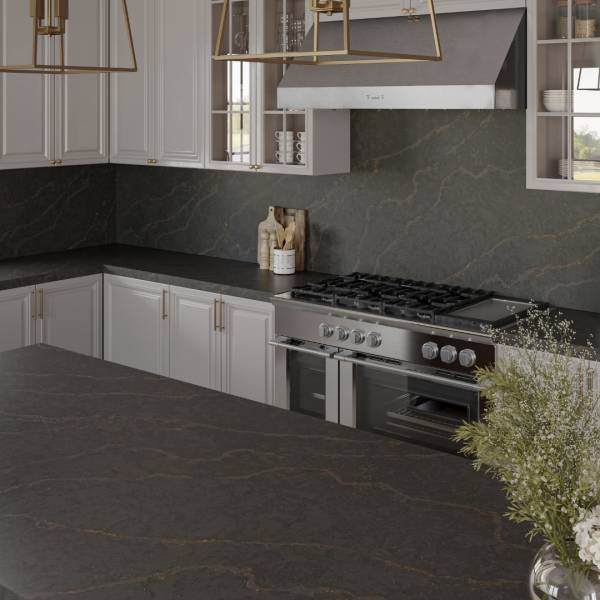 Idée rénovation de cuisine : plan de travail en quartz Silestone Bohemian Flame haut de gamme en Charente.
