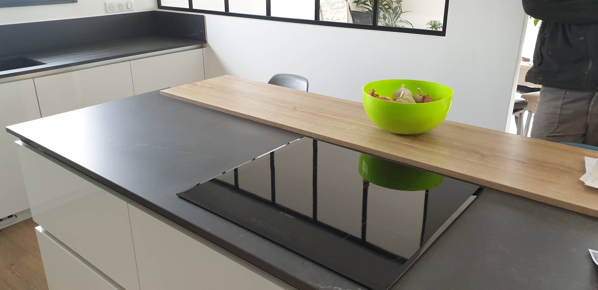 INSTALLATION D'UN PLAN DETRAVAIL EN DEKTON MARRON COLORIS LAOS SUR LE BASSIN D'ARCACHON