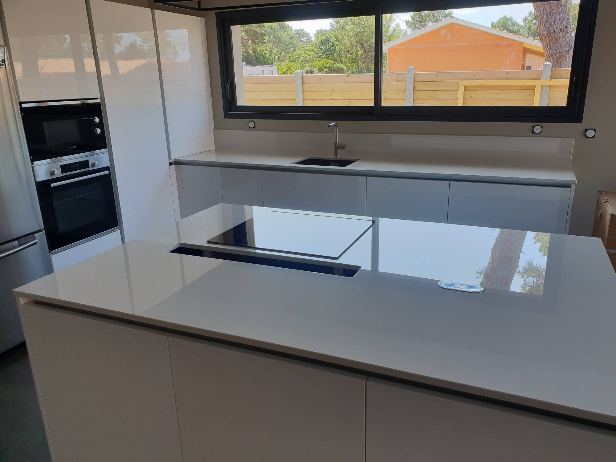 trouver un plan de travail blanc et brillant sur bordeaux