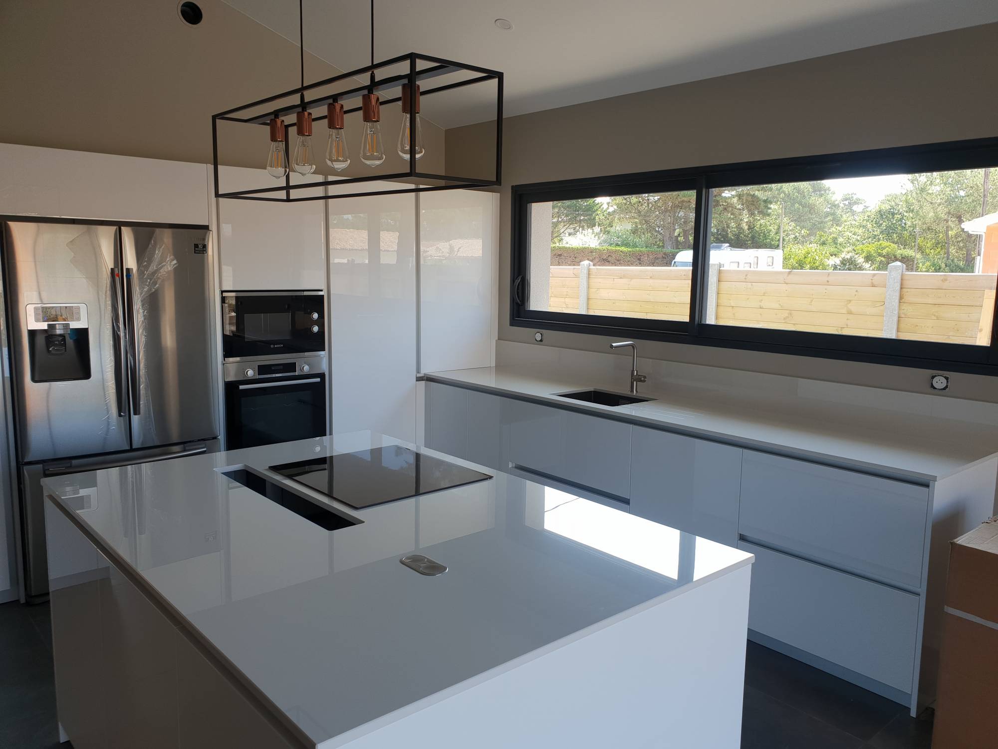 plan de travail blanc en dekton sur le bassin d'arcachon