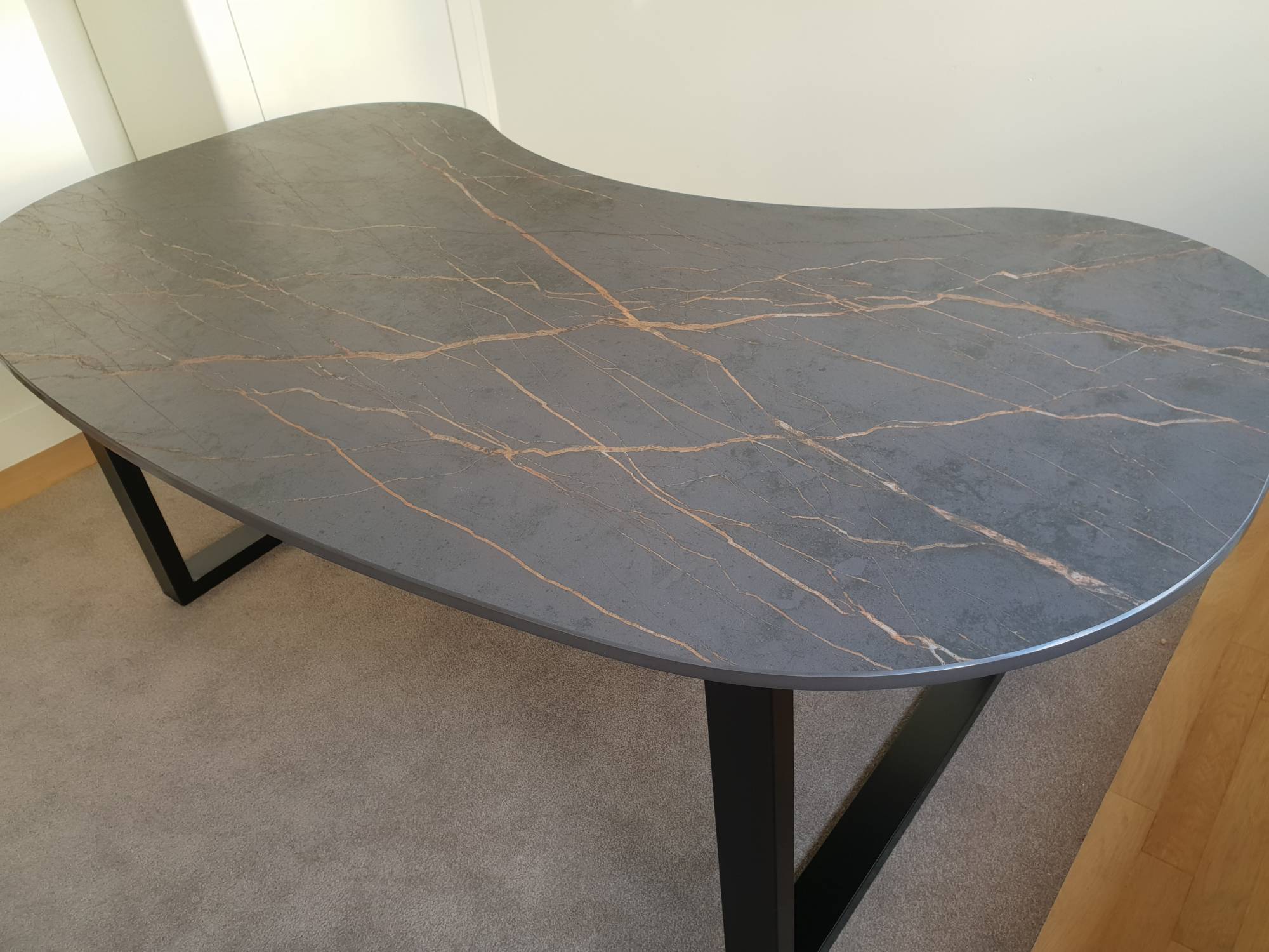 REALISER UNE TABLE EN PIERRE SUR MESURE POUR UN BUREAU EN AQUITAINE