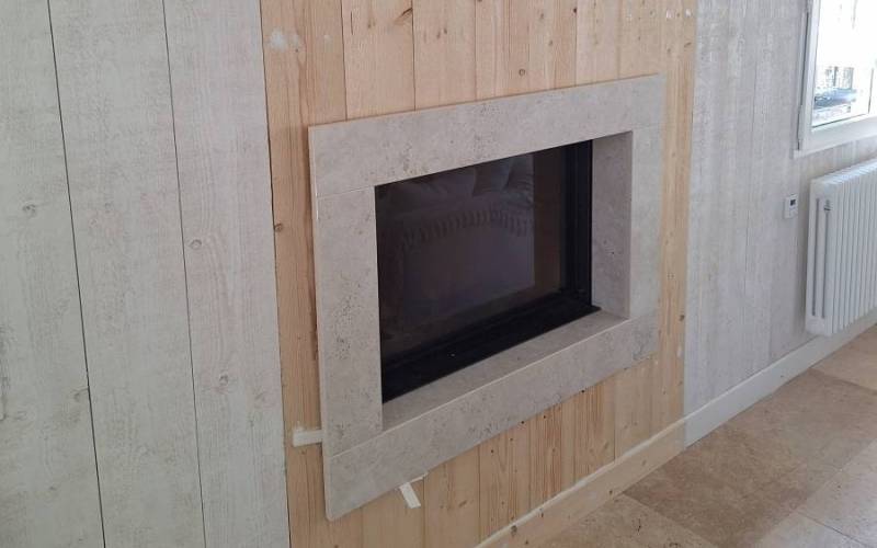 Installation de contour de cheminée en Dekton Sabbia par nos équipes de professionnelles de la pierre Hm déco près des Landes