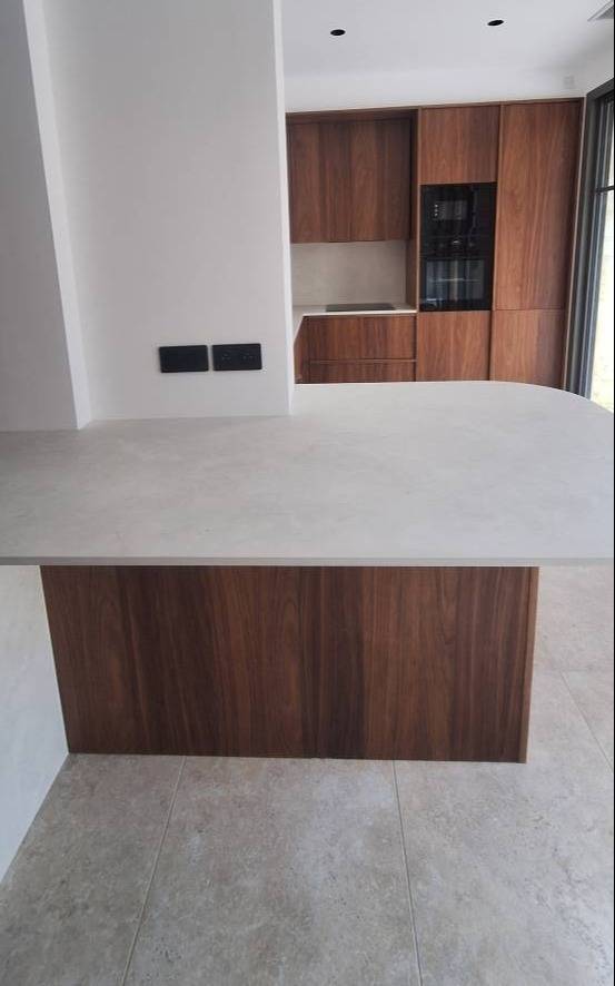 Cuisine élégante en DEKTON SANDIK installée par nos soins sur la région Bordelaise.