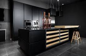 pOSER UN PLAN DE TRAVAIL NOIR SUR DES MEUBLES NOIR A BORDEAUX