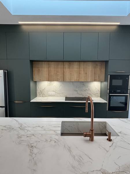 Quel plan de travail choisir pour des meubles de cuisine verts près de Bordeaux