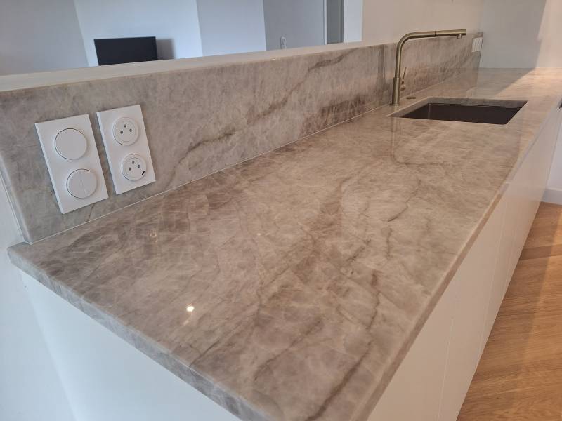 Faire installer un plan de travail sur mesure en granit Taj Mahal dans une cuisine près de Bordeaux 33