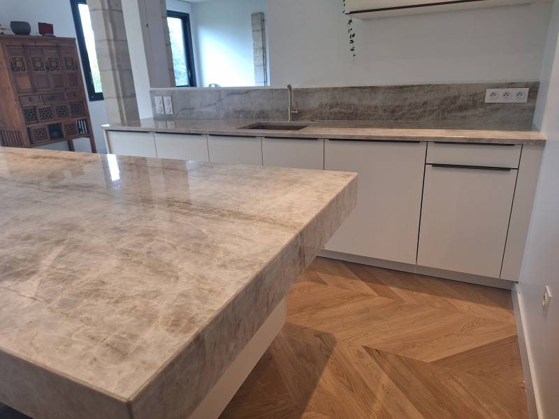 Installer un plan de travail de grosse épaisseur en granit Taj Mahal sur un ilot de cuisine en Charentes (17)