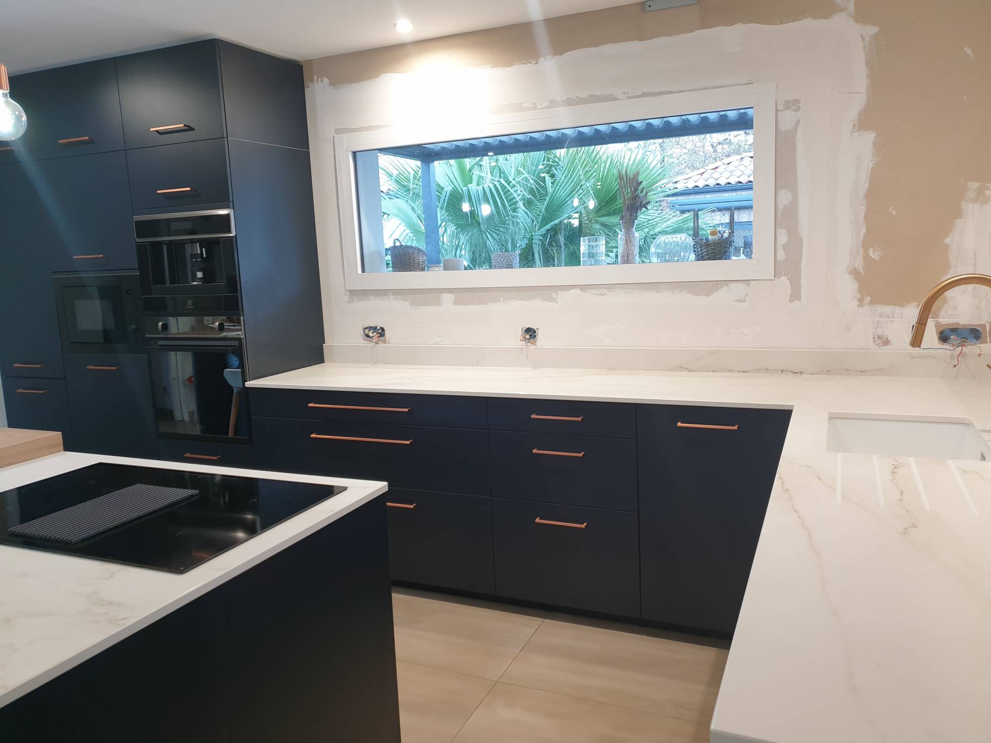 Chosi run plan de travail avec des meubles de cuisine bleus à Bordeaux