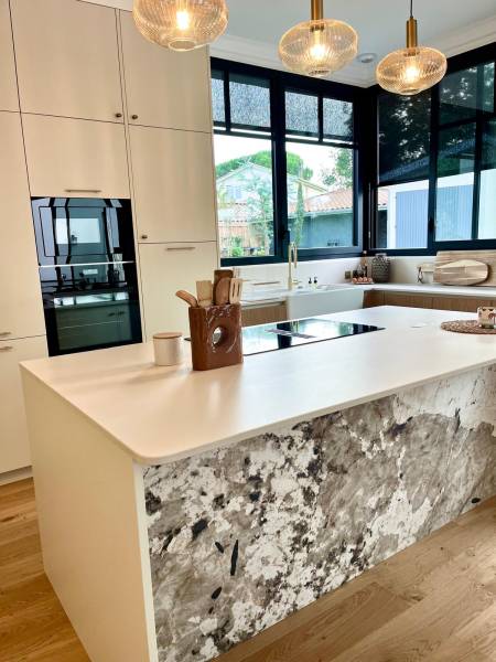 Réaliser un ilot de cuisine superbe en mélangeant différentes pierres autour de Mimizan 40