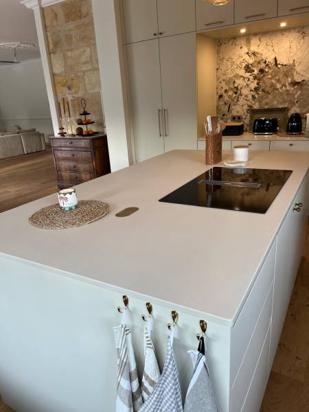 Peut on faire un jambage en dekton Aeris sur son ilot de cuisine par un granitier en Gironde 33?