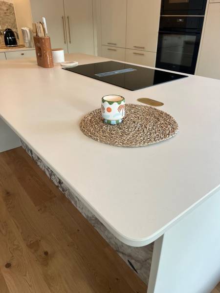 Plans de travail de cuisine en Dekton Aeris avec des angles arrondis près de Carcans Maubuisson 33