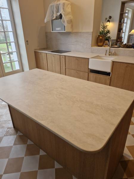 Cuisine haut de gamme avec plan de travail Dekton Nara effet Taj Mahal à tarif abordable près de Lège-Cap-Ferret. 33