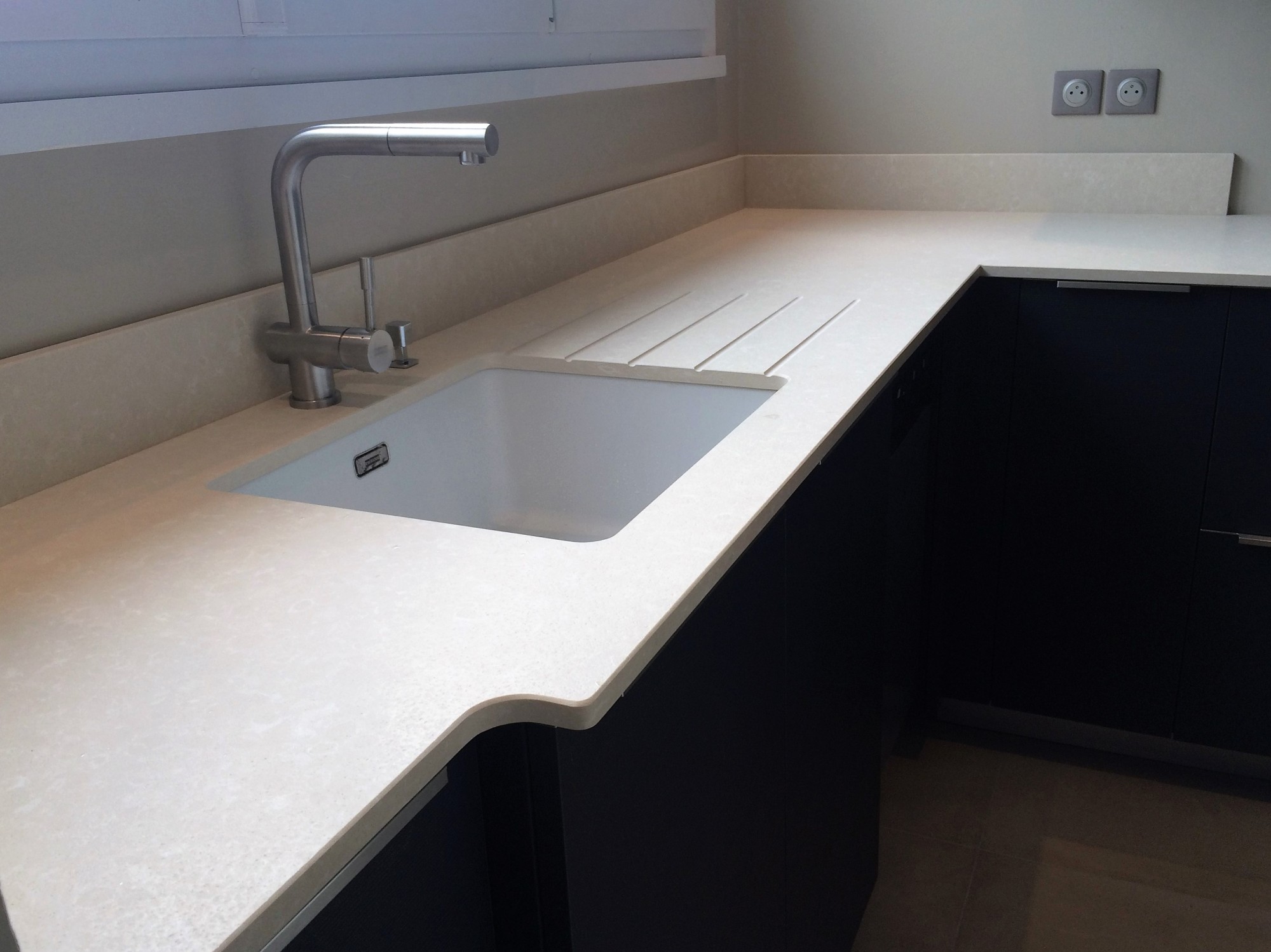 plan de travail en quartz beige en destockage 33