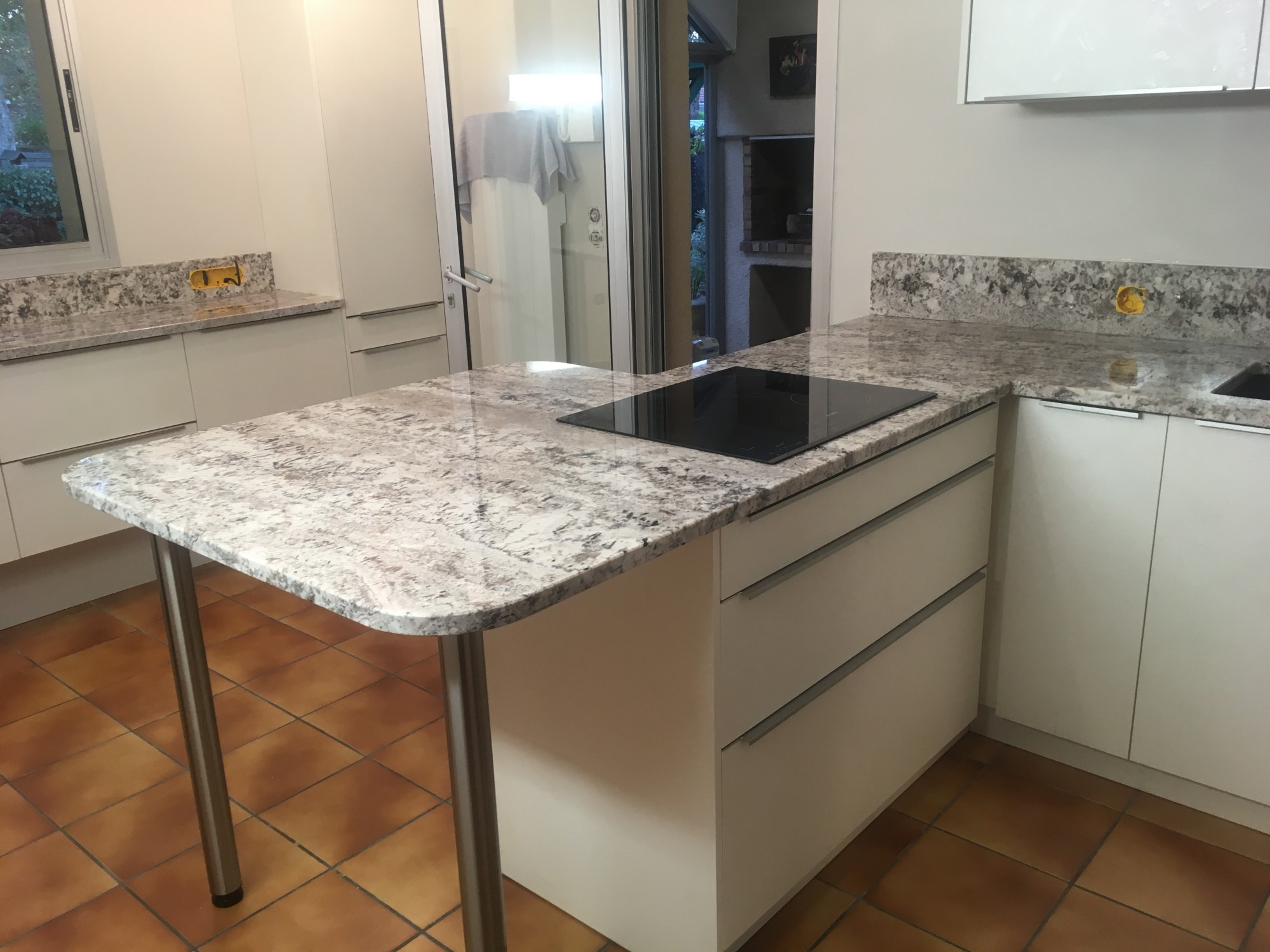 Réaliser une table en granit pas cher dans le 33