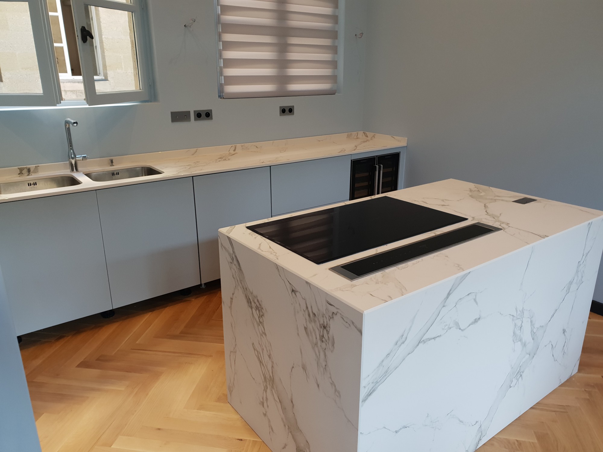 Ilot de cuisine en Dekton blanc et gris veiné à Marmandes 33