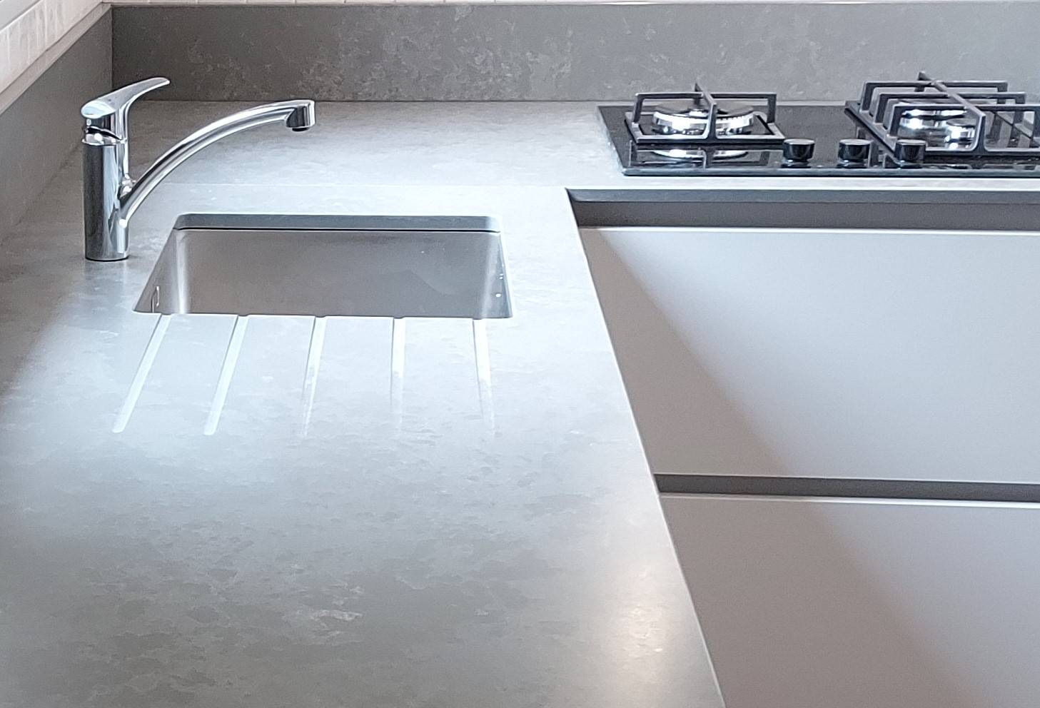 Faire découper et Installer du quartz seaport en finition suede dans sa cuisine à Marcheprime 33